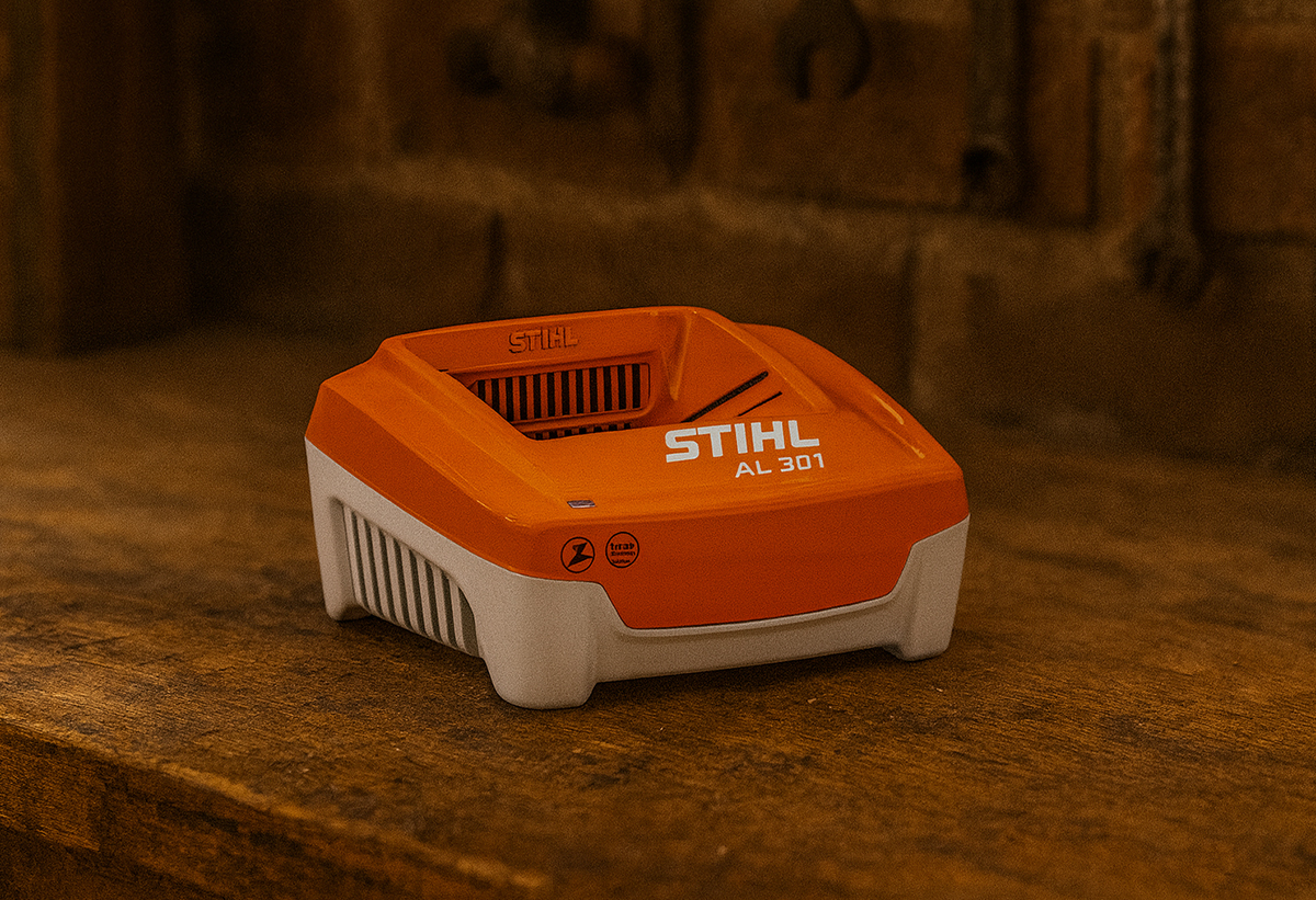 Απεικονίζεται ο φορτιστής πάνω σε πάγκο.